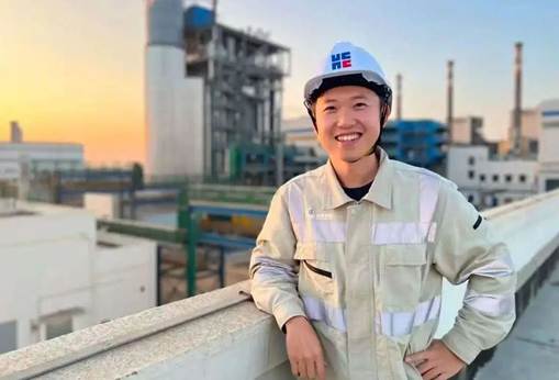 穿着制服的男人 AI 生成的内容可能不正确。